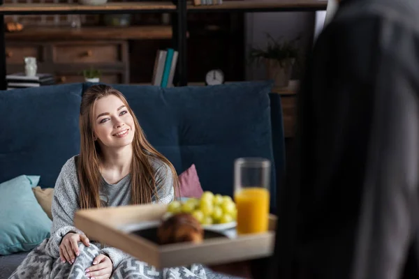 Bijgesneden Afbeelding Van Vriendje Uitvoering Dienblad Met Ontbijt Aan Vriendin — Gratis stockfoto