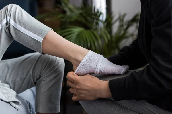 Обрізане Зображення Хлопця Який Носить Шкарпетку Нозі Подруг — стокове фото