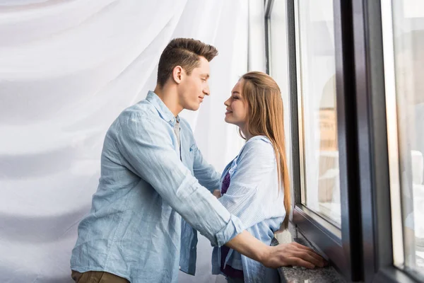 Feliz Pareja Mirando Uno Otro Cerca Ventana — Foto de Stock