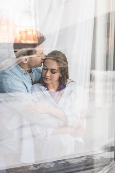 Visa Genom Fönstret Pojkvän Kyssar Flickvän — Stockfoto