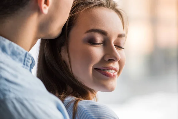 Imagem Cortada Namorado Beijando Namorada Feliz — Fotografia de Stock