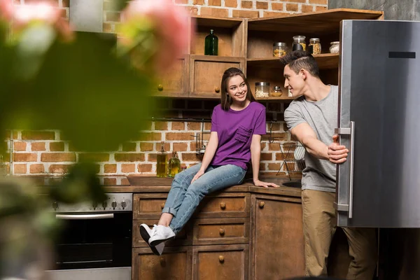 Glimlachend Vriendin Kijken Vriendje Openen Koelkast — Stockfoto