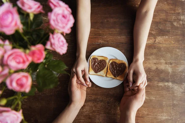 Çift Elele Çikolata Yapıştır Ile Tost Yakınındaki Kalpler Sevgililer Günü — Stok fotoğraf