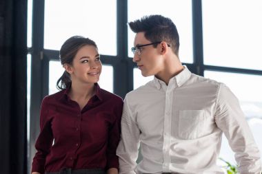 genç iş ortakları birbirine, office romance kavramı bakarak