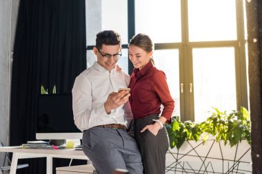 mutlu iş adamları çifte modern ofis smartphone birlikte kullanma