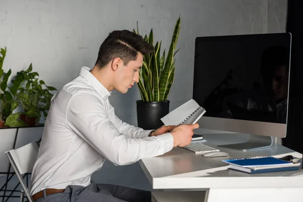 Bonito Jovem Empresário Leitura Notebook Local Trabalho — Fotos gratuitas