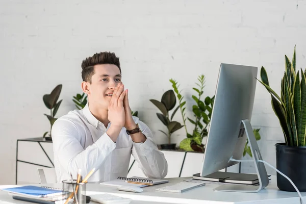 Pensativo Sorridente Jovem Empresário Sentado Local Trabalho — Fotografia de Stock