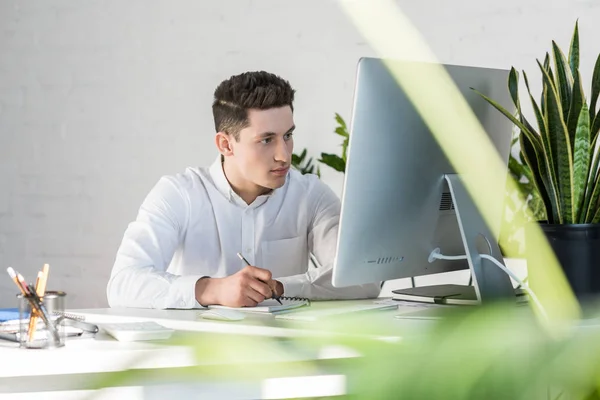 Bonito Jovem Empresário Escrever Notas Local Trabalho — Fotografia de Stock