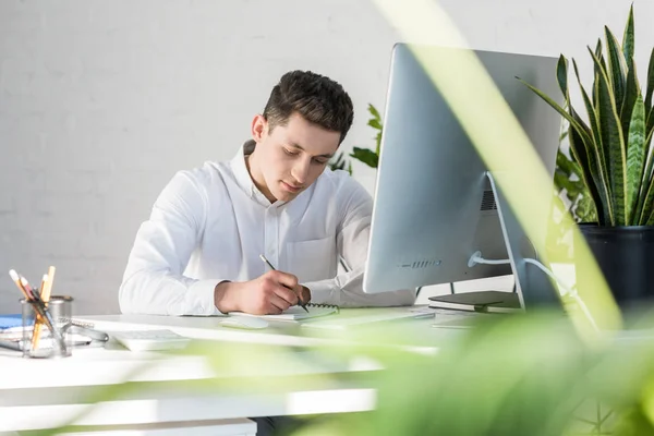 Jeune Homme Affaires Concentré Écrivant Des Notes Sur Lieu Travail — Photo