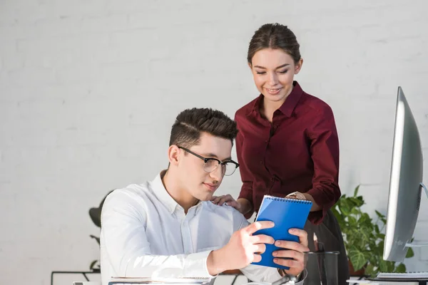 Jóvenes Gerentes Leyendo Notas Juntos Lugar Trabajo Oficina Moderna — Foto de stock gratis