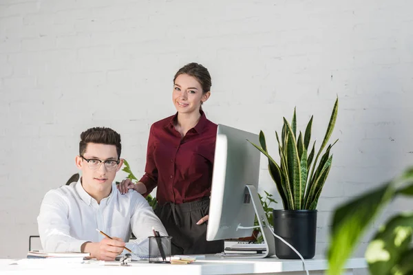 Attrayant Jeune Équipe Gestionnaires Sur Lieu Travail Dans Bureau Moderne — Photo