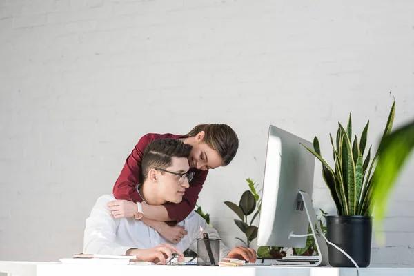 Young Woman Embracing Her Boyfriend Office — Stock Photo, Image