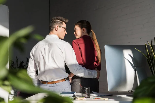 Bakifrån Chefer Som Omfamnar Arbetsplatsen Office Romance Koncept — Stockfoto