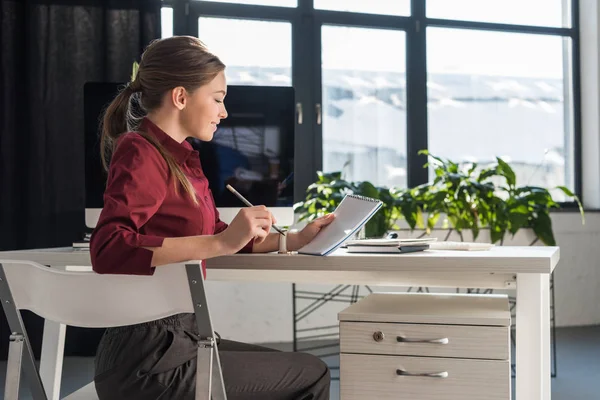 Beautiful Young Businesswoman Making Notes Workplace — Stock Photo, Image