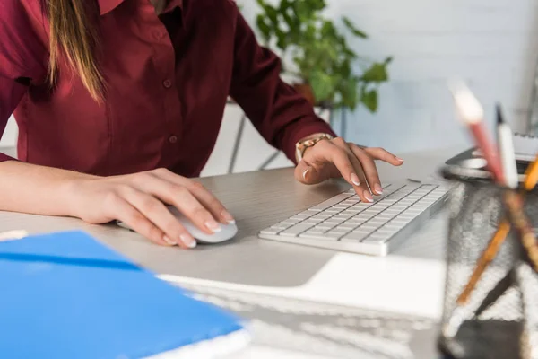 Bijgesneden Schot Van Uitbaatster Werken Met Computer — Stockfoto