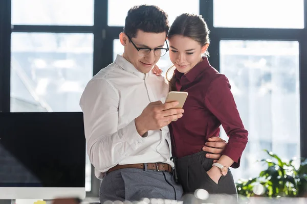 有吸引力的年轻商人在正式服装有办公室浪漫和使用智能手机一起 — 图库照片