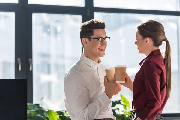 Colleghi Felici Con Tazze Carta Caffè Parlare Flirtare — Foto Stock