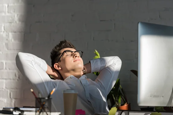 Schöner Junger Geschäftsmann Entspannt Sich Arbeitsplatz Modernen Büro — Stockfoto