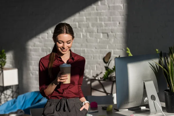 Glückliche Junge Geschäftsfrau Mit Pappbecher Kaffee Lehnt Sich Schreibtisch Zurück — Stockfoto