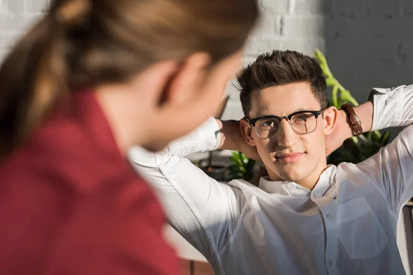 Närbild Skott Kollegor Tittar Varandra Kontoret — Stockfoto