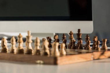 bilgisayarın yakınında işyerinde satranç tahtası yakın çekim vurdu