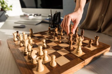 kadının işyerinde satranç oynarken geçmeyi kırpılmış atış