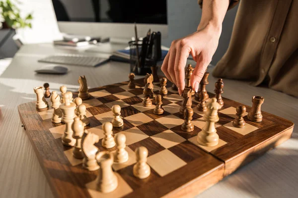 Schnappschuss Von Frau Beim Schachspielen Arbeitsplatz — Stockfoto