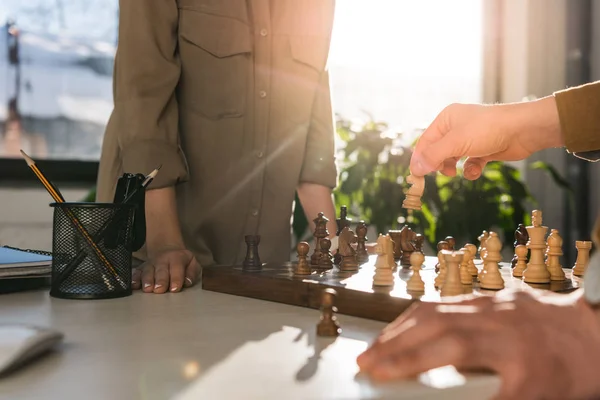 Обрезанный Снимок Мужчины Женщины Играющих Шахматы — Бесплатное стоковое фото