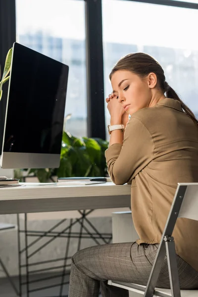 Κατάθλιψη Νεαρή Γυναίκα Που Κάθεται Στο Χώρο Εργασίας Στο Γραφείο — Φωτογραφία Αρχείου