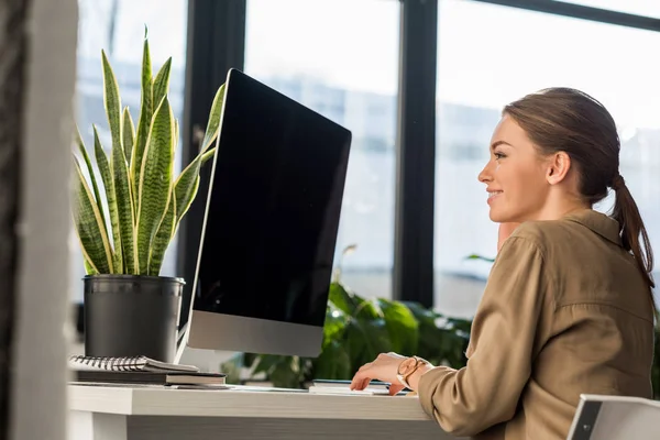 Sorrindo Jovem Gerente Trabalhando Com Computador — Fotografia de Stock