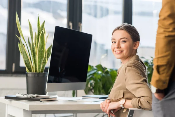 Feliz Jovem Gerente Sentado Local Trabalho — Fotografia de Stock