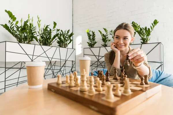 Κοντινή Λήψη Ενός Χαμογελώντας Νεαρή Γυναίκα Παίζει Σκάκι Εικόνα Αρχείου