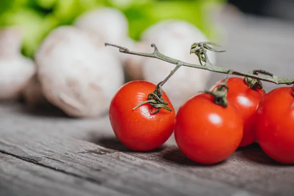 Tomates cereja com cogumelos e salada — Fotografia de Stock