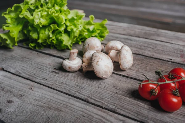 Pomodorini con funghi e insalata — Foto stock