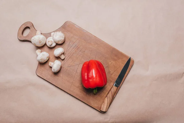 Poivron et champignons sur planche de bois — Photo de stock