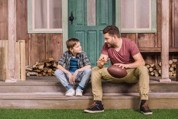 Padre con figlio seduto sul portico — Foto stock