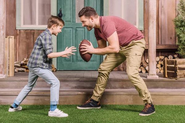 Pai com filho brincando com bola no quintal — Fotografia de Stock