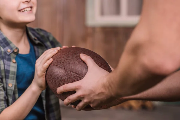 Pai com filho brincando com bola no quintal — Fotografia de Stock