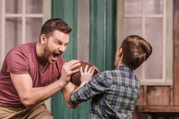 Pai com filho brincando com bola no quintal — Fotografia de Stock