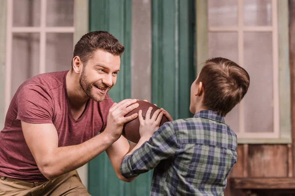 Pai com filho brincando com bola no quintal — Fotografia de Stock