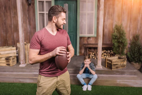 Pai com filho brincando com bola no quintal — Fotografia de Stock