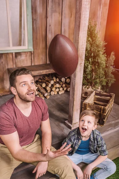 Pai com filho brincando com bola no quintal — Fotografia de Stock