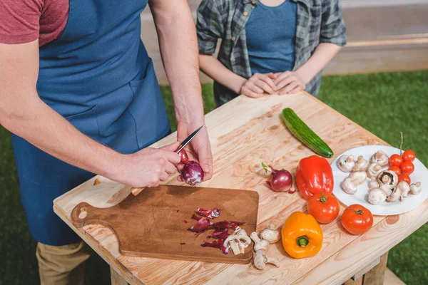 Vater mit Sohn bereitet Essen zu — Stockfoto