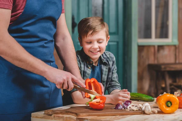 Father and son cutting vegetables — Stock Photo