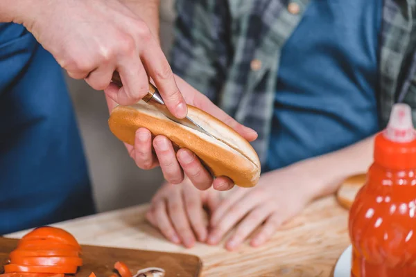 Padre e figlio che cucinano hot dog — Foto stock