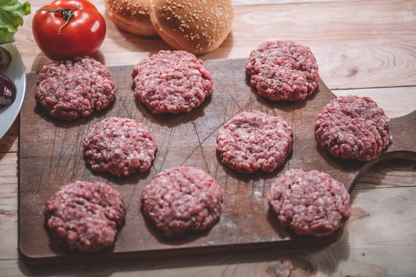 Pasteten mit rohem Fleisch — Stockfoto