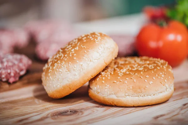 Pan recién horneado para hamburguesas - foto de stock