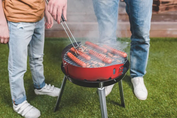 Pai e filho em churrasco — Fotografia de Stock