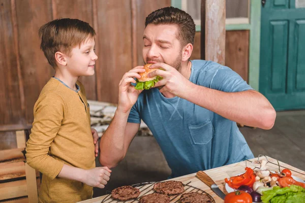 Uomo mangiare hamburger — Foto stock