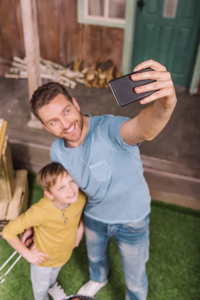 Vater und Sohn machen Selfie — Stockfoto